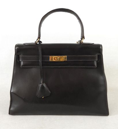 Smooth brown leather handbag, hand-carried....