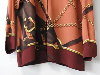 GUCCI
Chemisier en soie à décor de lanières...