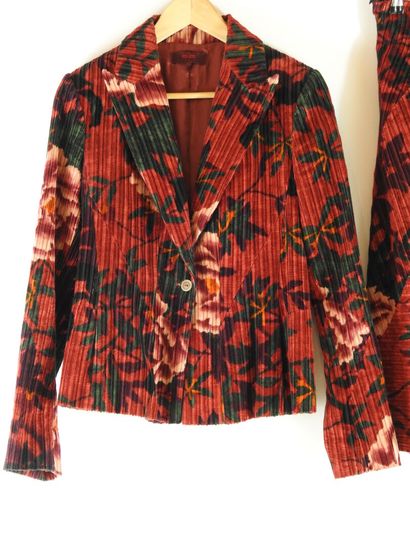 KENZO - Paris
Tailleur et jupe en velours...