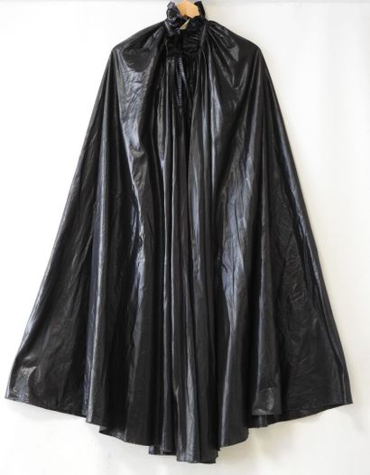 AGNES B.
Cape in shiny black synthetic fabric...