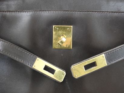 Smooth brown leather handbag, hand-carried....
