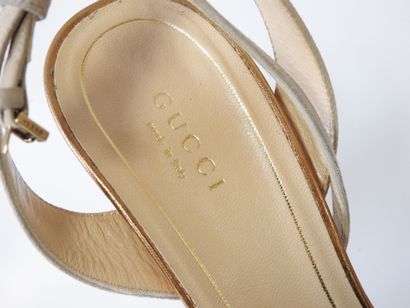 GUCCI
Paire d'escarpins ouverts en suédine...