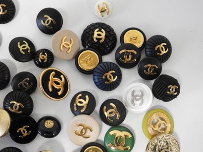 CHANEL
Reunion of about 43 buttons in all...