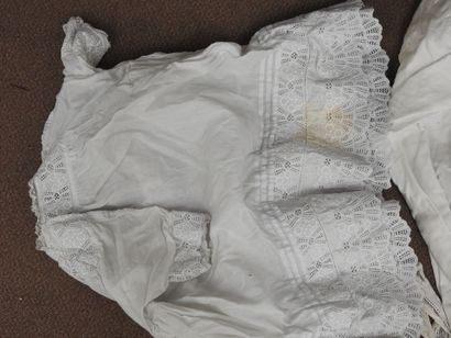 France
Lot of antique linens and clothing...