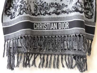 Christian DIOR - Paris
Poncho de bain à capuche...