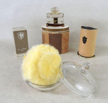 PERFUMES
Lot including : 
- 1 Baccarat crystal...