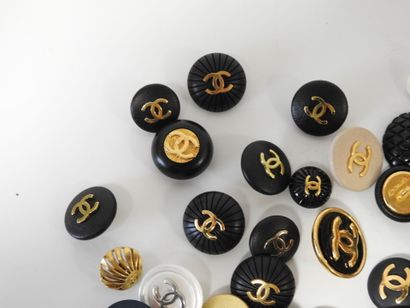 CHANEL
Reunion of about 43 buttons in all...
