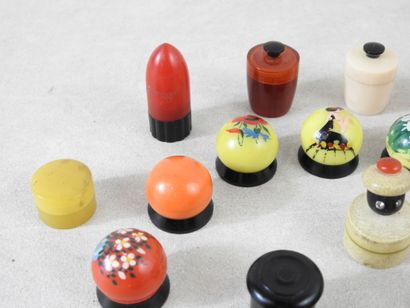 Collection de 21 étuis de crèmes parfumées...