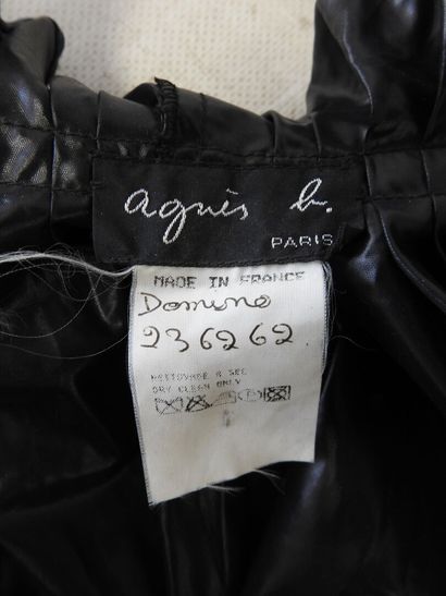 AGNES B.
Cape in shiny black synthetic fabric...