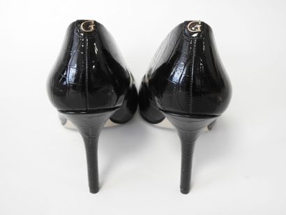 GUESS
Pair of black croco-style leather pumps.
Size...