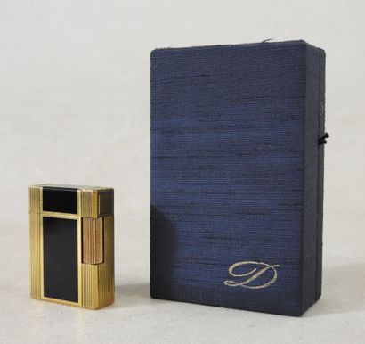 ST-DUPONT - Paris
Rectangular gas lighter...