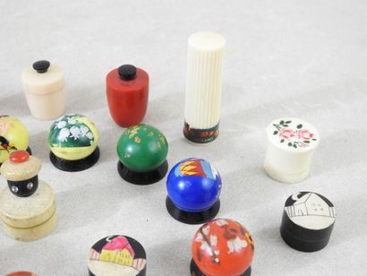 Collection de 21 étuis de crèmes parfumées...