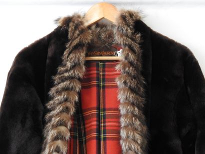 Yves SAINT-LAURENT - Fourrures
Veste 3/4...