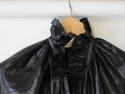 AGNES B.
Cape in shiny black synthetic fabric...