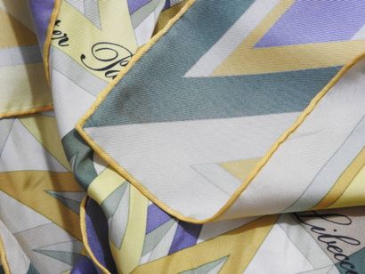 HERMES - Paris
Hand-rolled silk square 