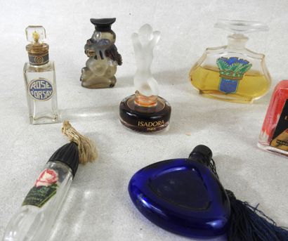PERFUMS
Lot of 15 empty and antique molded...