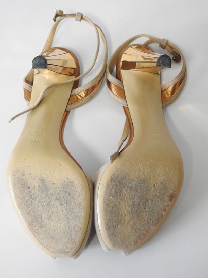 GUCCI
Paire d'escarpins ouverts en suédine...