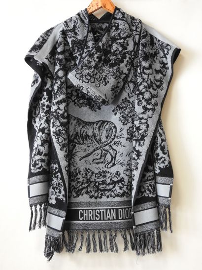 Christian DIOR - Paris
Poncho de bain à capuche...