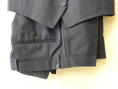 Manuel RITZ
Tailleur homme trois pièces bleu...