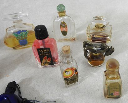 PERFUMS
Lot of 15 empty and antique molded...