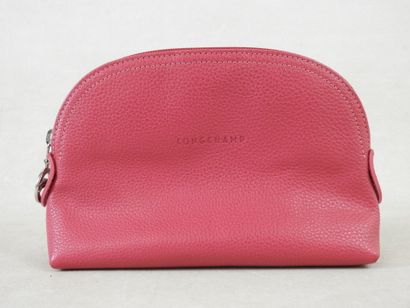LONGCHAMP
Clutch bag in pink grained leather.
Marked
18...