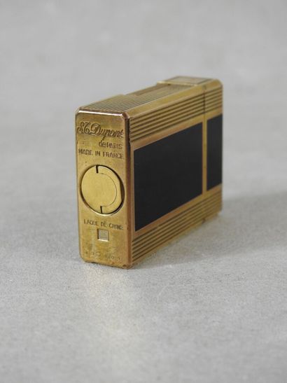 ST-DUPONT - Paris
Rectangular gas lighter...