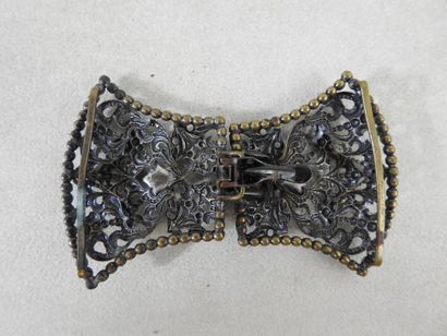 FASHION
Two-part belt buckle in silver patina...