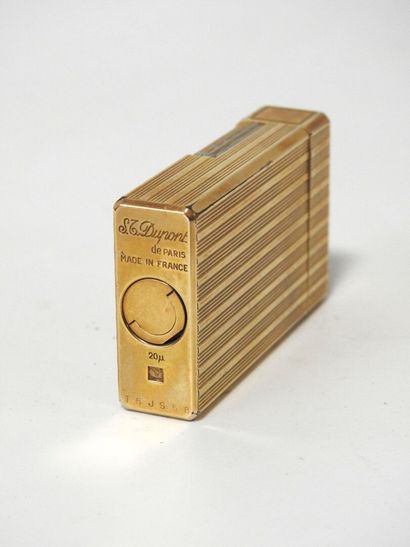 ST DUPONT - Paris
Rectangular gas lighter...