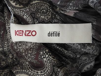 KENZO - Défilé
Longue robe en soie à motif...
