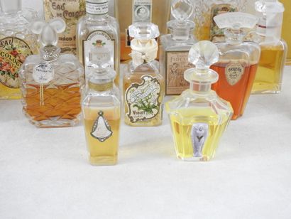 PARFUMS
Collection of 18 antique bottles...