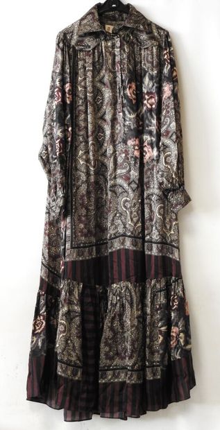 KENZO - Défilé
Longue robe en soie à motif...