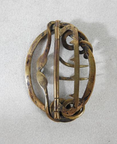 FASHION
Oval-shaped bronze belt buckle with...