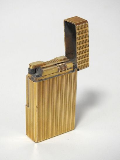 ST DUPONT - Paris
Rectangular gas lighter...