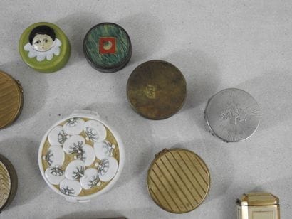 PERFUMS
Reunion of 15 all-material compacts...
