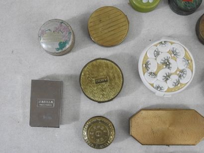 PERFUMS
Reunion of 15 all-material compacts...