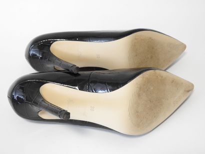 GUESS
Pair of black croco-style leather pumps.
Size...