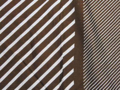 Yves SAINT-LAURENT
Carré de coton à rayures...