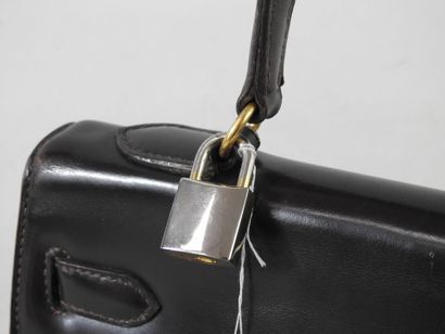 Smooth brown leather handbag, hand-carried....
