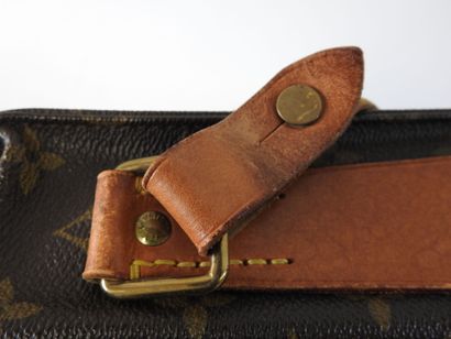 Louis VUITTON
Cartridge bag in monogram canvas...