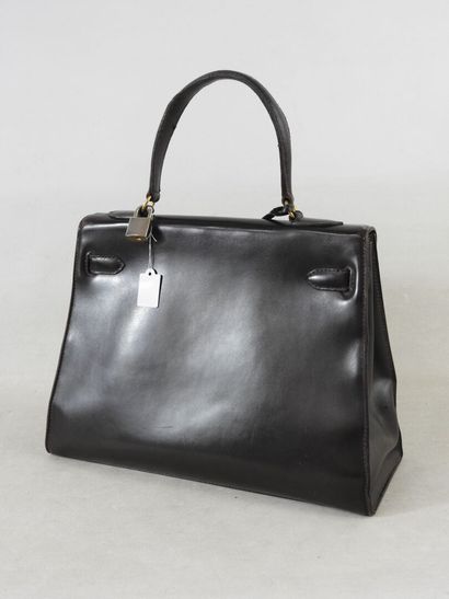 Smooth brown leather handbag, hand-carried....