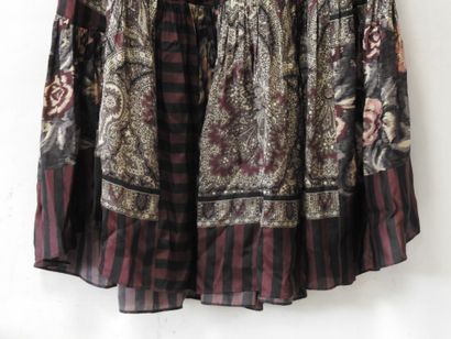 KENZO - Défilé
Longue robe en soie à motif...