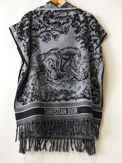 Christian DIOR - Paris
Poncho de bain à capuche...