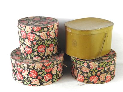 Au PRINTEMPS - Paris
Set of 3 cylindrical...