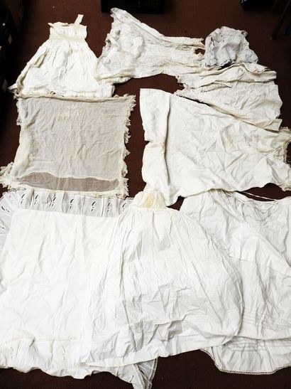 France
Lot of antique linens and clothing...