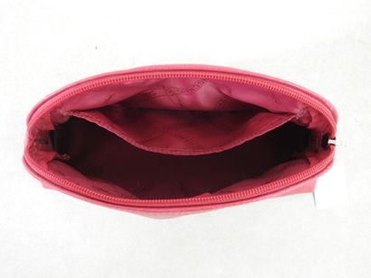 LONGCHAMP
Clutch bag in pink grained leather.
Marked
18...