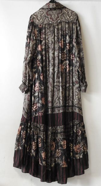 KENZO - Défilé
Longue robe en soie à motif...
