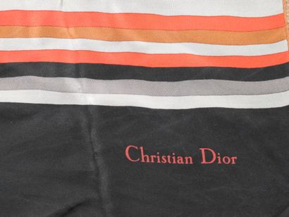 Christian DIOR 
Carré en soie roulotté main...