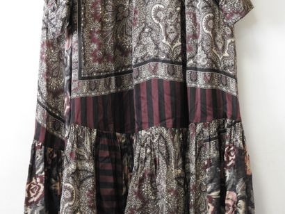 KENZO - Défilé
Longue robe en soie à motif...
