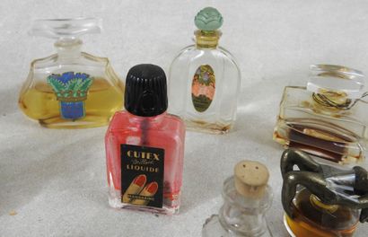 PERFUMS
Lot of 15 empty and antique molded...