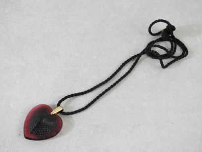 LALIQUE
Grenadine-colored molded crystal...